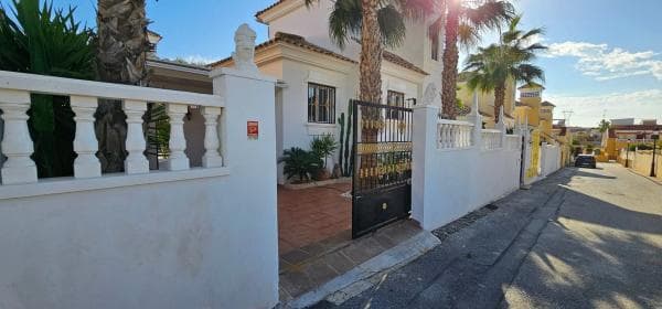 Casa independiente en calle Chipre photo 1