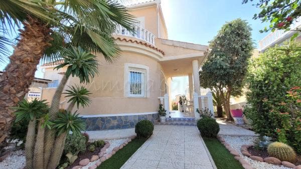 Casa independiente en calle Palmito thumbnail 1