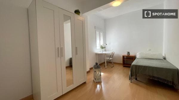 Habitación en alquiler en Sevilla thumbnail 1