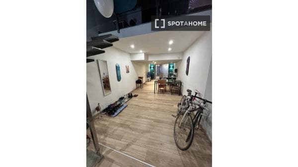 Estudio en alquiler en Carrer de Sant Bertran, Barcelona photo 1
