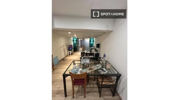 Estudio en alquiler en Carrer de Sant Bertran, Barcelona thumbnail 2
