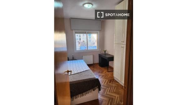 Habitación en piso compartido en barcelona. photo 1