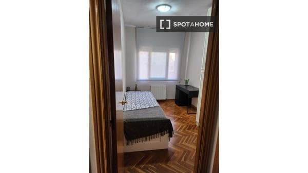Habitación en piso compartido en barcelona. thumbnail 1