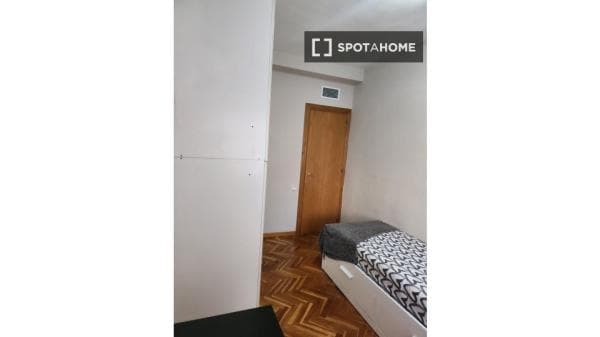 Habitación en piso compartido en barcelona. thumbnail 2