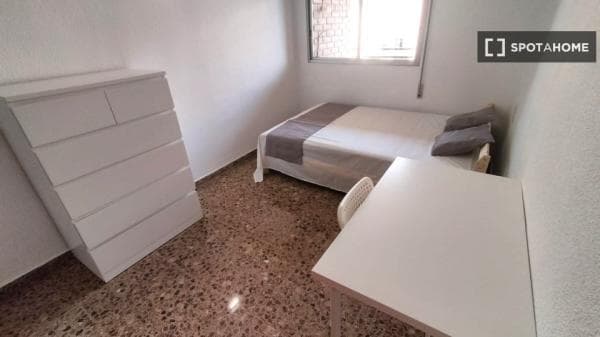 Habitación en piso compartido en valència photo 1