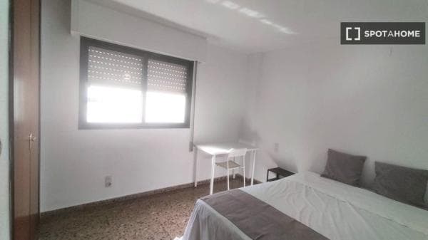 Habitación en piso compartido en valència photo 1