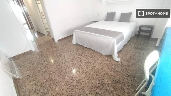 Habitación en piso compartido en valència photo 1