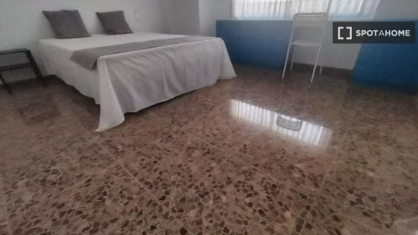 Habitación en piso compartido en valència thumbnail 1