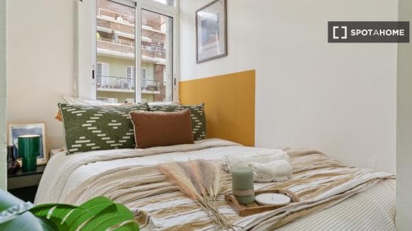 Habitación en piso compartido en barcelona. thumbnail 1