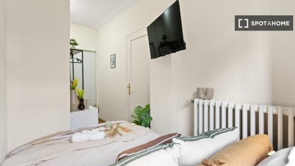 Habitación en piso compartido en barcelona. thumbnail 2