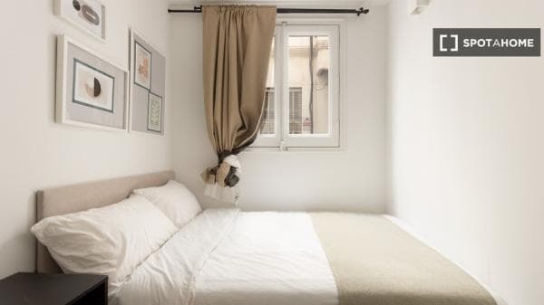 Habitación en piso compartido en barcelona. photo 1
