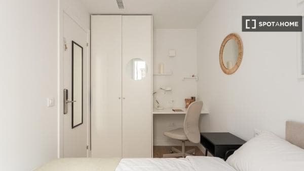 Habitación en piso compartido en barcelona. thumbnail 1