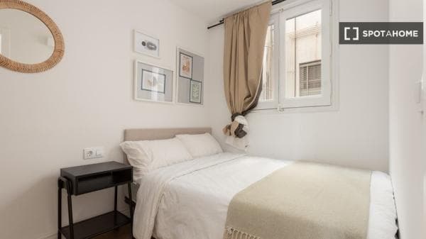 Habitación en piso compartido en barcelona. thumbnail 2