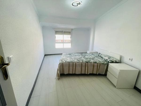 Piso en venta en Avenida Doctor Gregorio Marañón, Torrevieja
photo 1