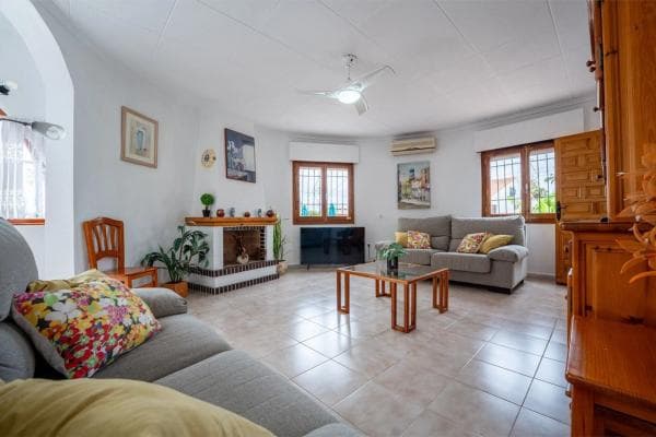 Chalet independiente en venta en Barrio La Siesta - El Salado - Torreta, Torrevieja
thumbnail 1