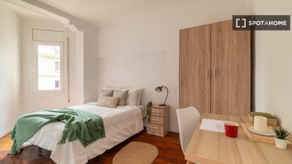 Habitación en piso compartido en barcelona. photo 1