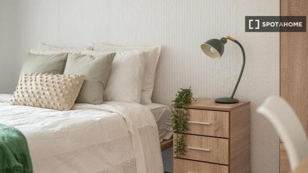 Habitación en piso compartido en barcelona. thumbnail 1