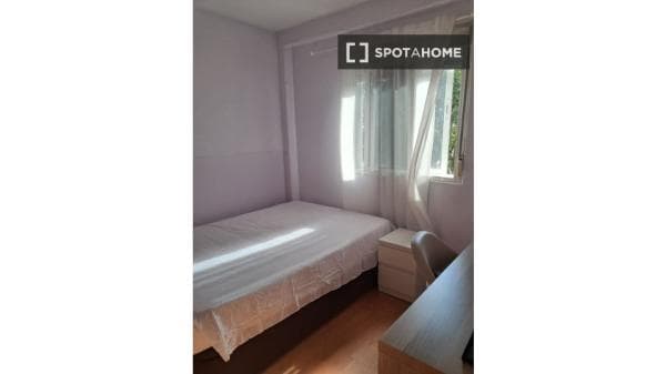 Habitación en piso compartido en móstoles. thumbnail 1