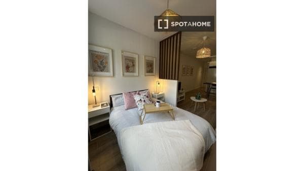 Apartment for rent in Av. Bellas Vistas , Madrid thumbnail 2