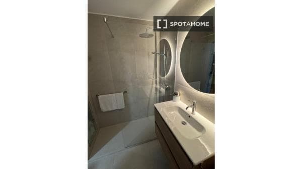 Apartment for rent in C. de Emilio Vargas , Madrid thumbnail 2