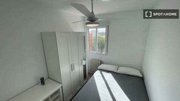 ¡Habitaciones en alquiler en piso de 4 dormitorios en Madrid! photo 1