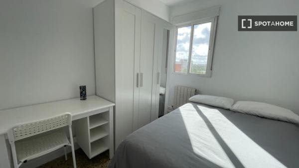 ¡Habitaciones en alquiler en piso de 4 dormitorios en Madrid! thumbnail 1