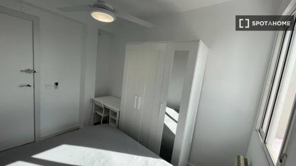 ¡Habitaciones en alquiler en piso de 4 dormitorios en Madrid! thumbnail 2