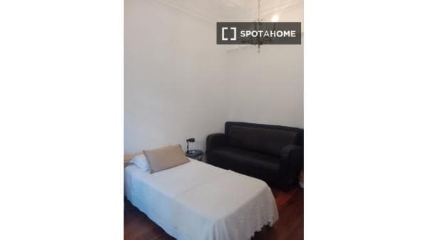 Habitación en piso compartido en La Gran Vía, Valencia thumbnail 1