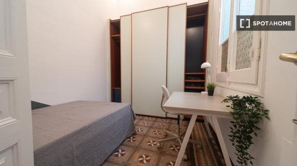 Habitación en piso compartido en barcelona. photo 1