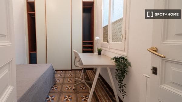 Habitación en piso compartido en barcelona. thumbnail 1