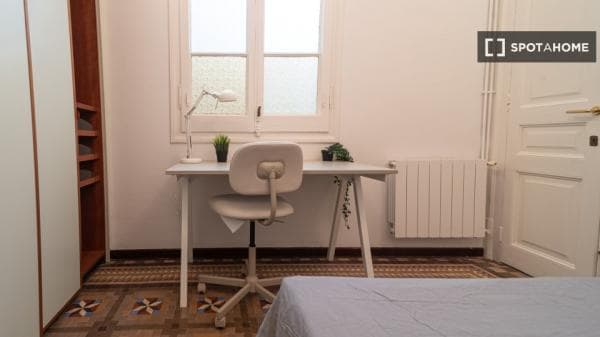 Habitación en piso compartido en barcelona. thumbnail 2