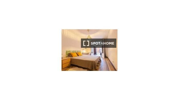 Habitación en piso compartido en barcelona. photo 1