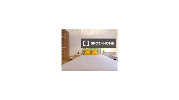Habitación en piso compartido en barcelona. thumbnail 1