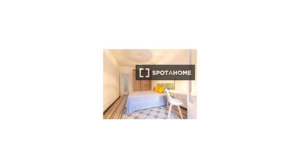 Habitación en piso compartido en barcelona. thumbnail 2