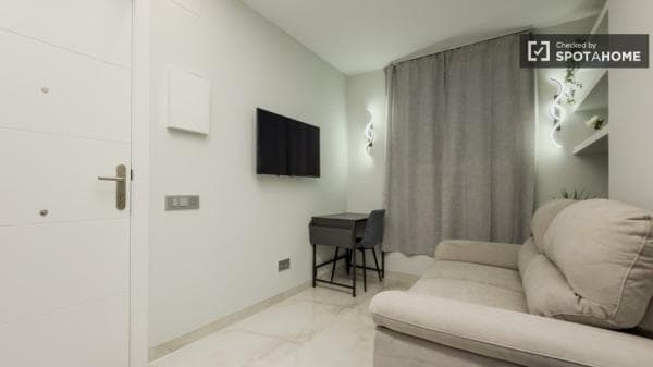 Estudio en alquiler en Gran Via de les Corts Catalanes, Barcelona thumbnail 1