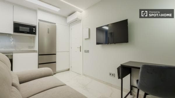 Estudio en alquiler en Gran Via de les Corts Catalanes, Barcelona thumbnail 2
