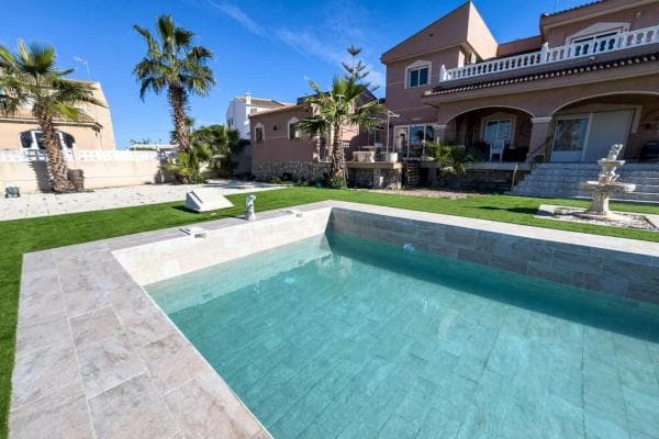 Chalet independiente en venta en Calle Indira Gandhi, Benijofar
thumbnail 1