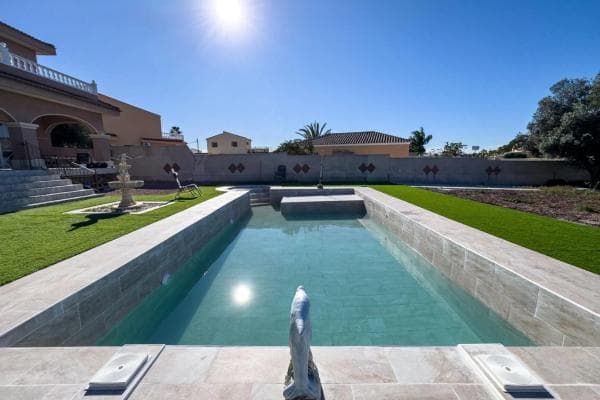 Chalet independiente en venta en Calle Indira Gandhi, Benijofar
thumbnail 2