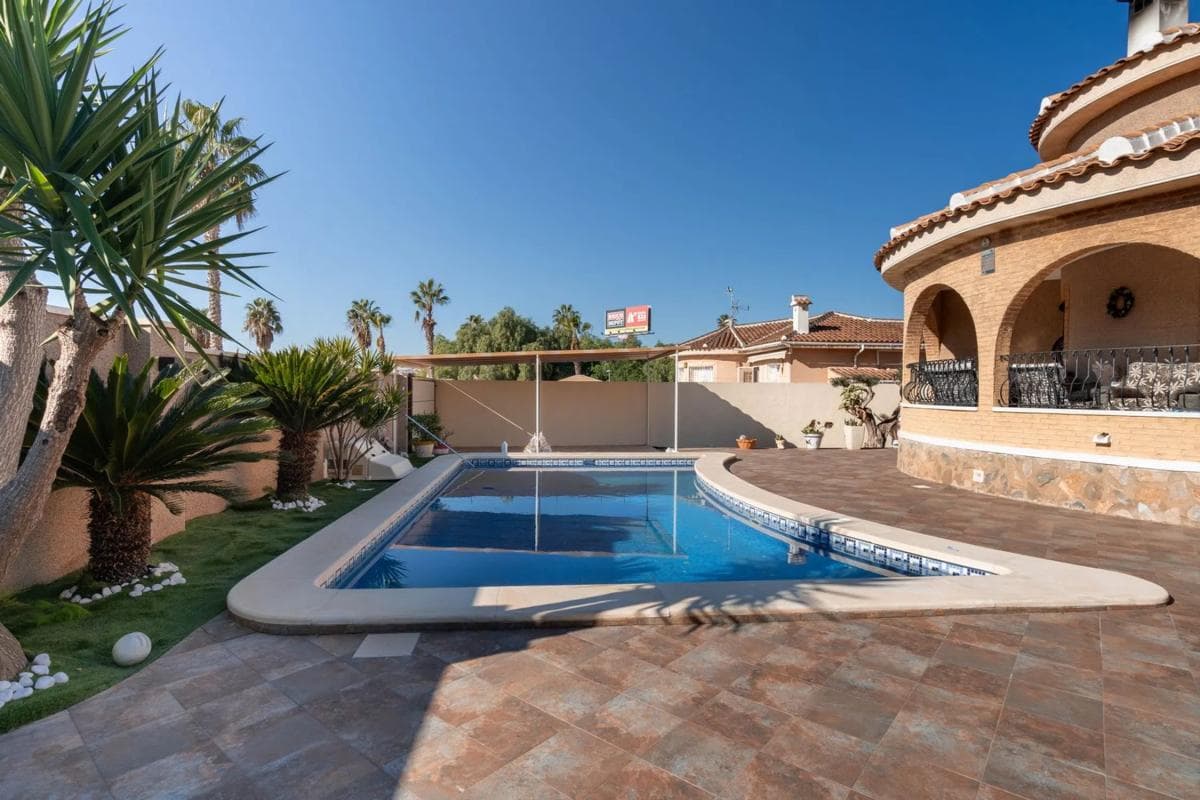 Sale of independent chalet in Calle Eva Perón, Benijofar
photo 3