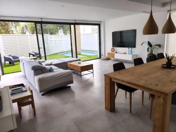 Chalet pareado en calle Dinamarca thumbnail 2