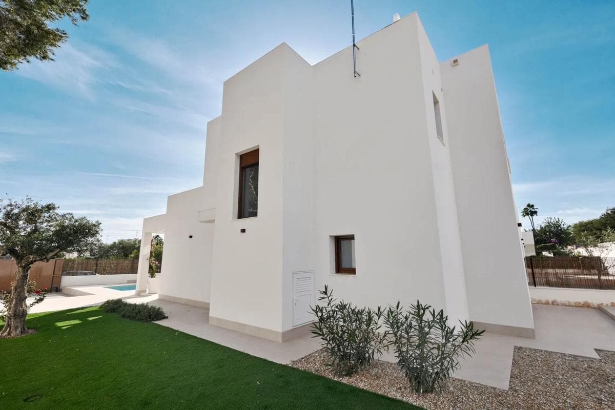 Sale of independent chalet in Avenida Galgos, 49 -57, Orihuela
photo 3