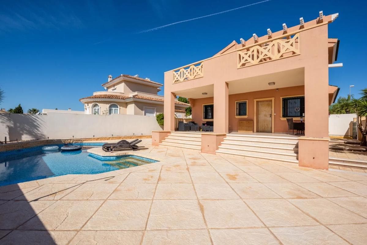 Продажа отдельного шале в Calle Islas Alhucemas, 1, Рохалес photo 2