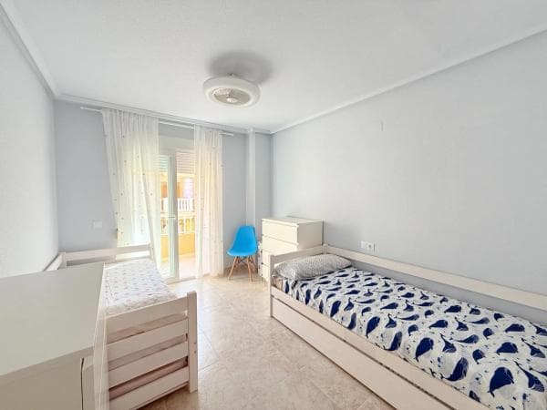 Piso en venta en Calle Urbano Arregui, Torrevieja
thumbnail 1