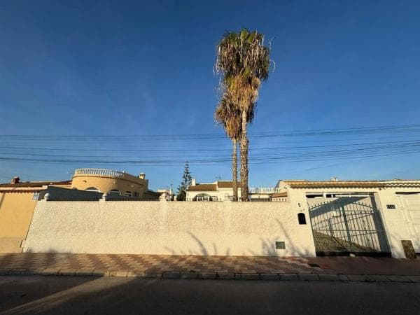 Chalet adosado en venta en Avenida Tobarra , Torrevieja thumbnail 1