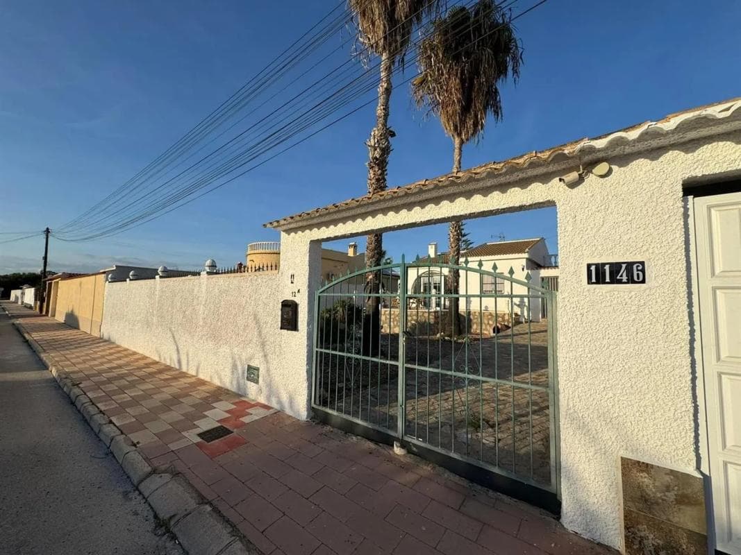 Venta de chalet adosado en Avenida Tobarra , Torrevieja photo 5