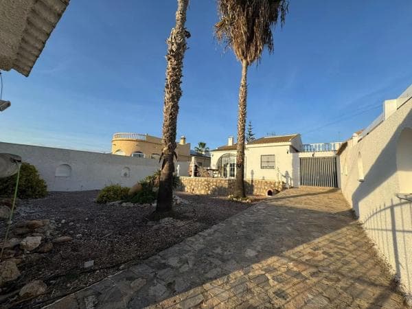 Chalet independiente en venta en Barrio La Siesta - El Salado - Torreta, Torrevieja
thumbnail 2