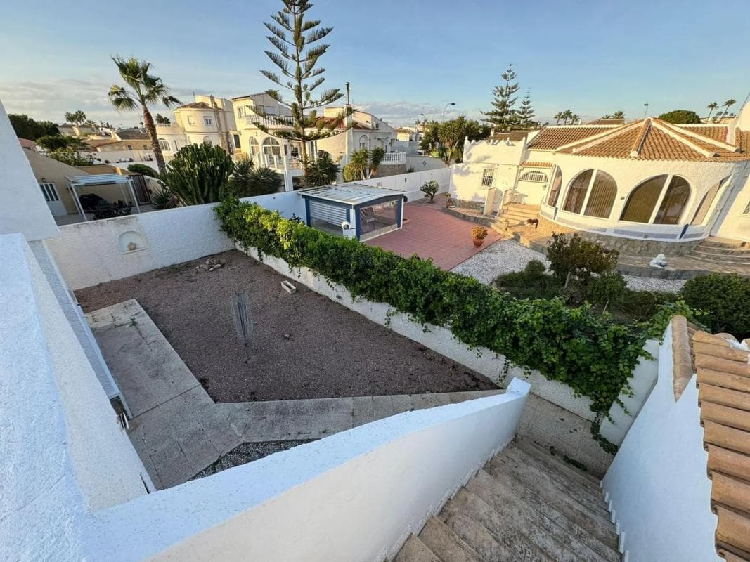 Venta de chalet adosado en Avenida Tobarra, 1146 , Torrevieja photo 3