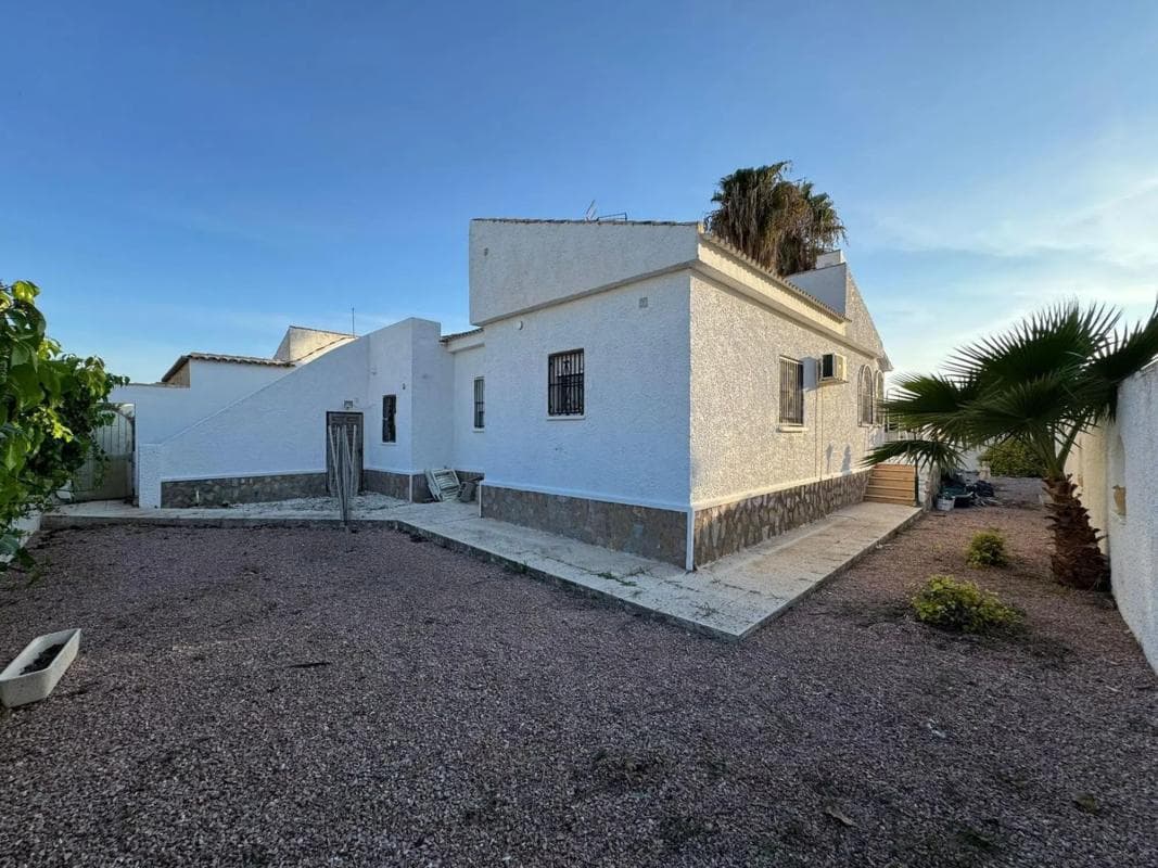 Venta de chalet adosado en Avenida Tobarra, 1146 , Torrevieja photo 4