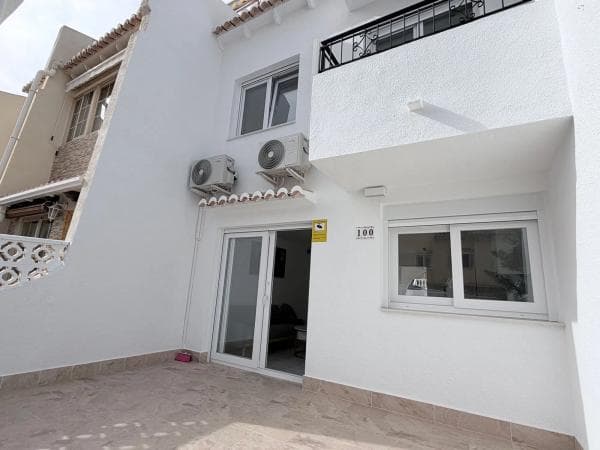 Chalet adosado en venta en Calle Salvador Dalí, 102 , Torrevieja photo 1