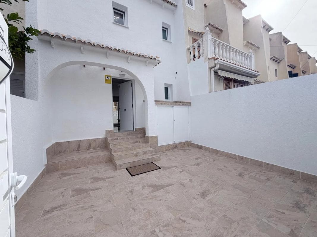 Venta de chalet adosado en Calle Salvador Dalí, 102 , Torrevieja photo 4